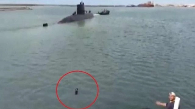 Il cane Comando insegue il sottomarino 