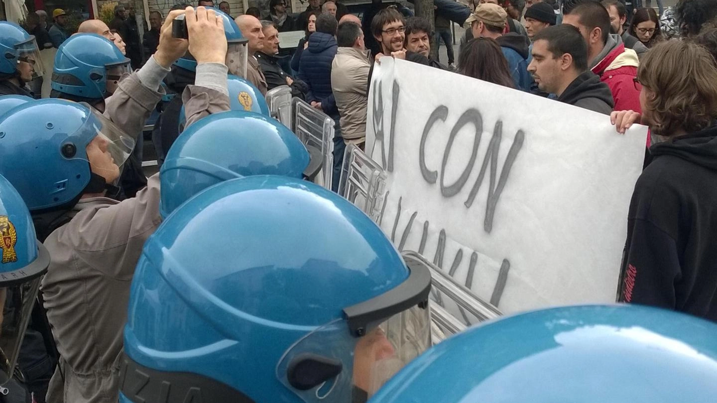 Manifestanti dei centri sociali ad Ancona schierati contro il leader leghista Matteo Salvini (ANSA)