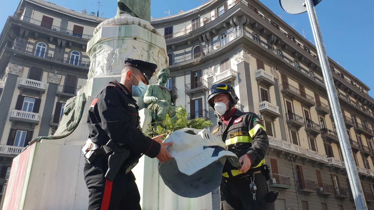 Rimossi e sequestrati i teschi di cartapesta posizionati sulle statue a Napoli 
