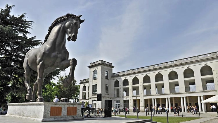 il Cavallo di Leonardo  davanti alle tribune  dell’Ippodromo milanese