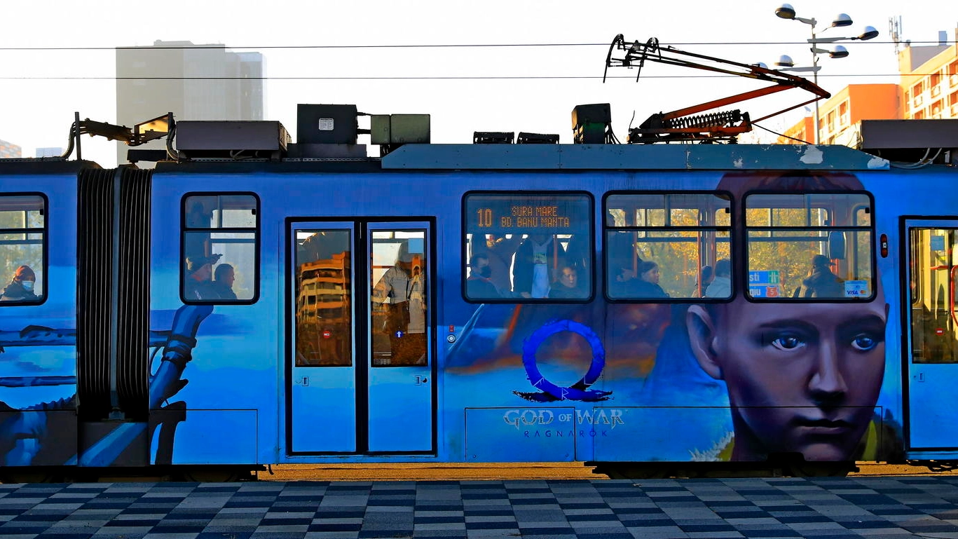 Una scena di 'God of War Ragnarok' dipinta su un tram a Bucarest (Ansa)