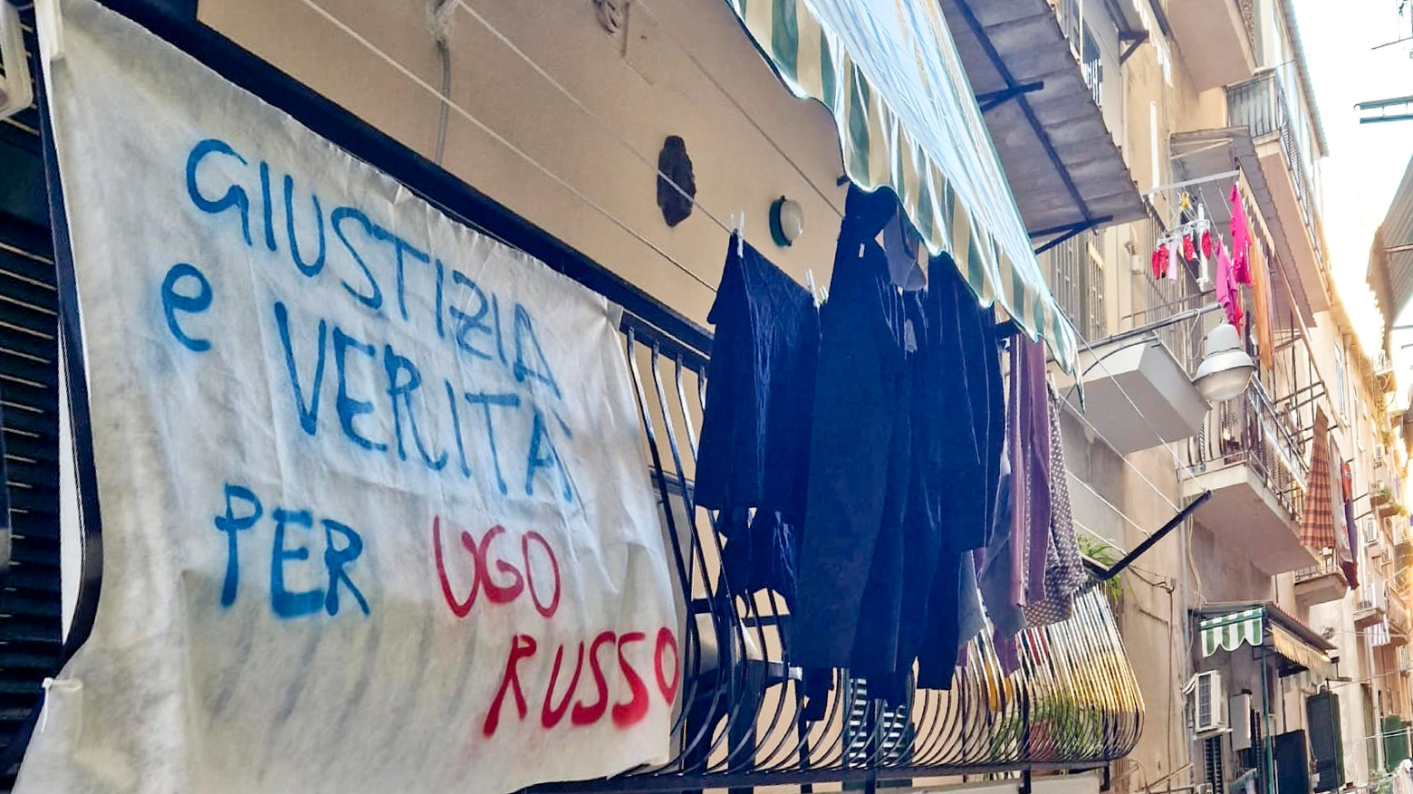 Napoli, sui balconi del rione Montesanto lenzuola con scritto ' Giustizia per Ugo Russo'