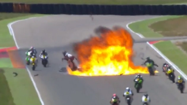 Incredibile incidente nel CEV Moto2 in Spagna
