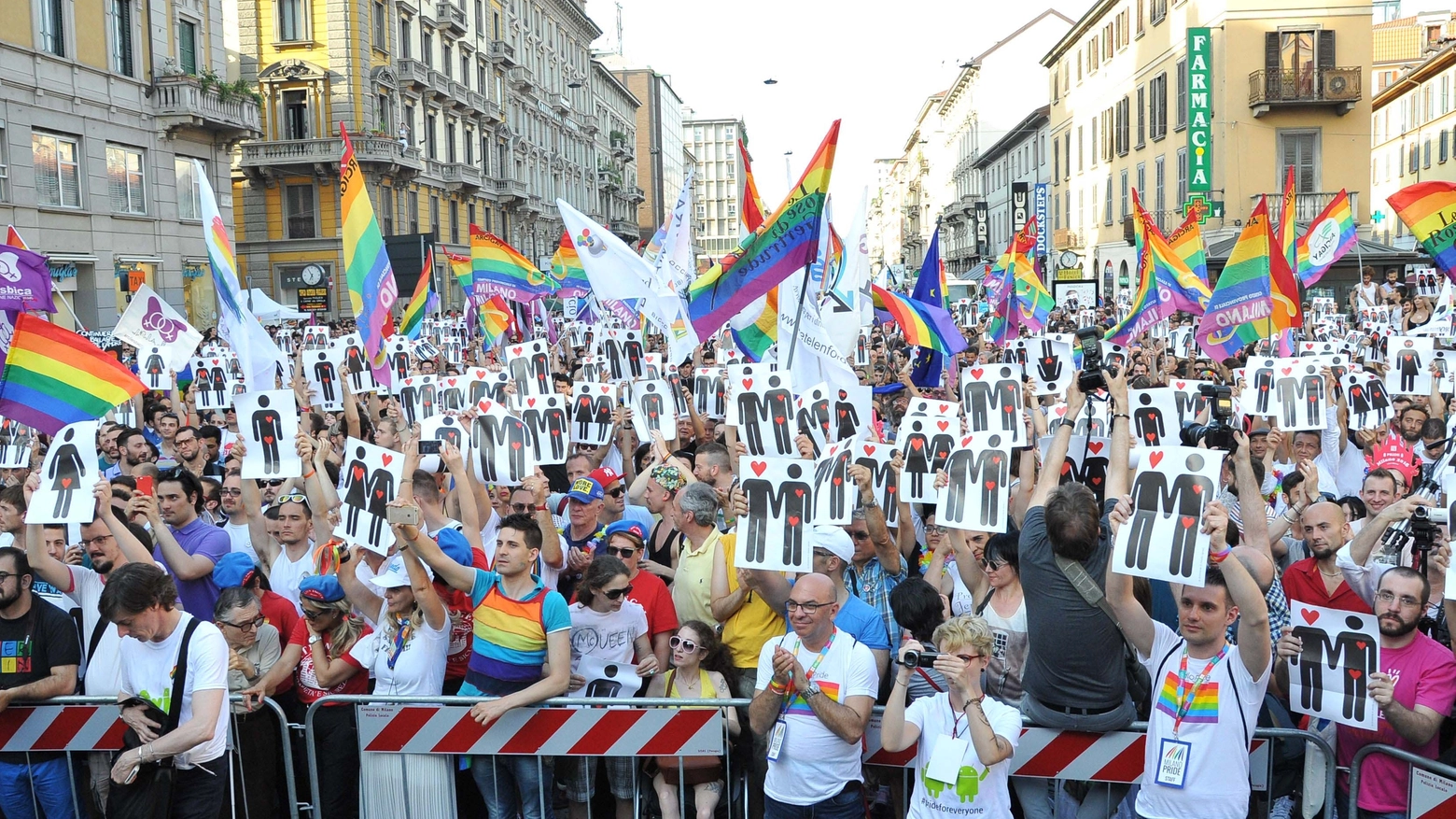 Una manifestazione per i diritti delle famiglie arcobaleno a Napoli (Newpress)