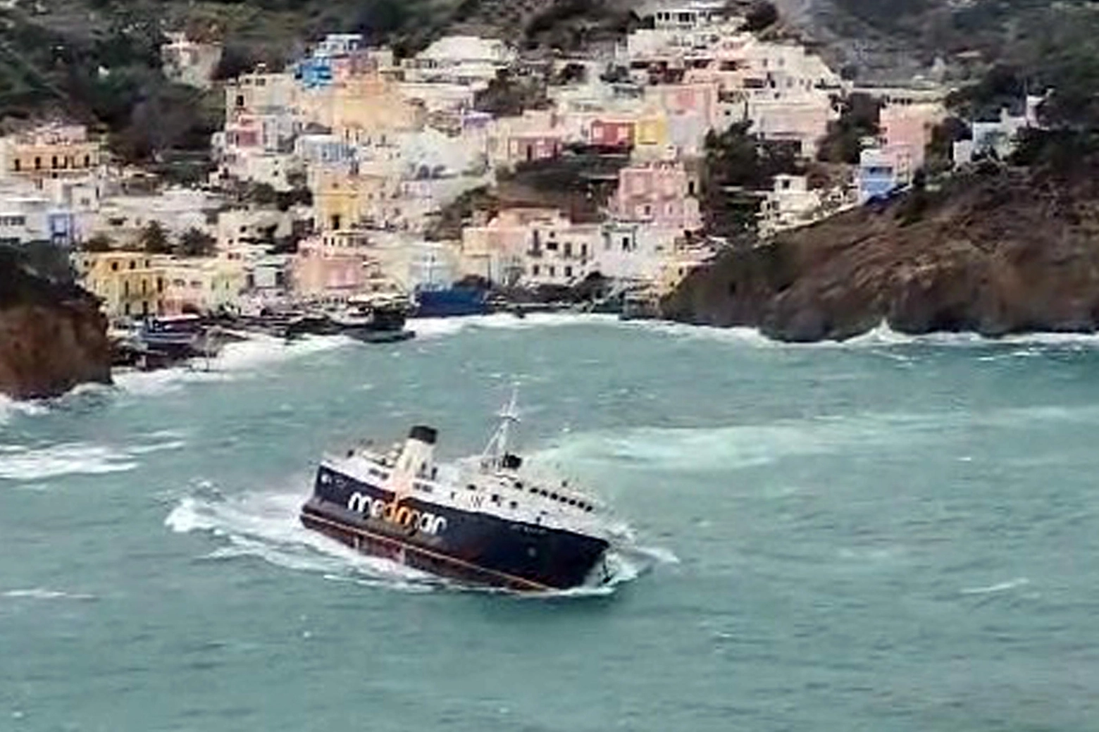 Ponza, traghetto rischia di ribaltarsi nel porto per le onde e il forte vento