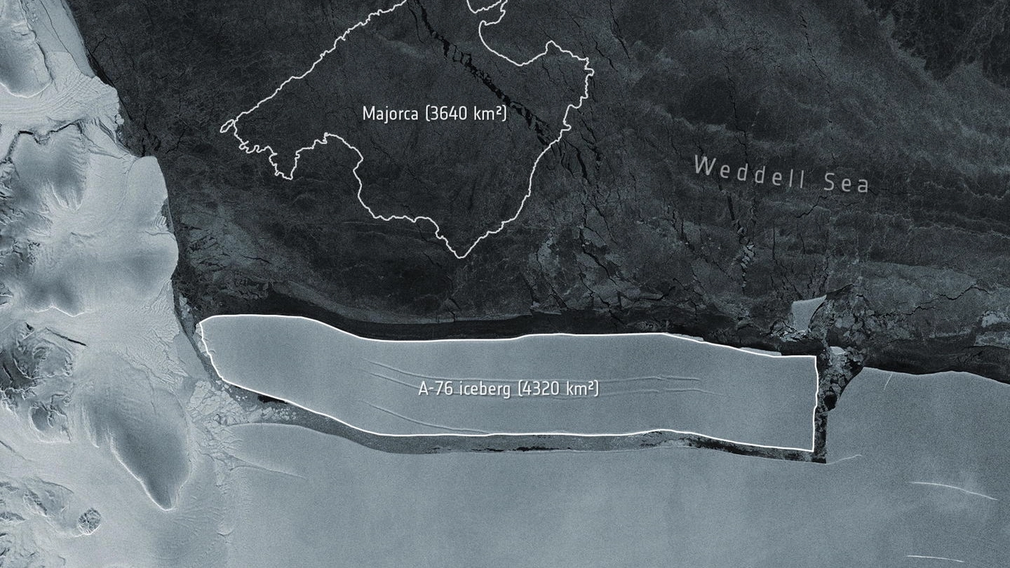 L'iceberg più grande del mondo visto dal satellite (Ansa)