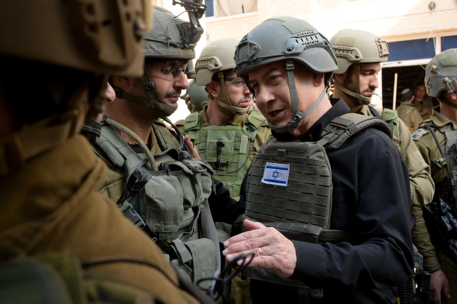 Il premier Benjamin Netanyahu con i soldati dell'Idf