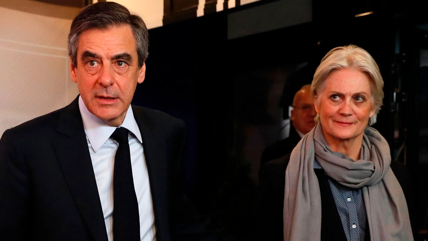 Francois Fillon con la moglie Penelope (AFP)