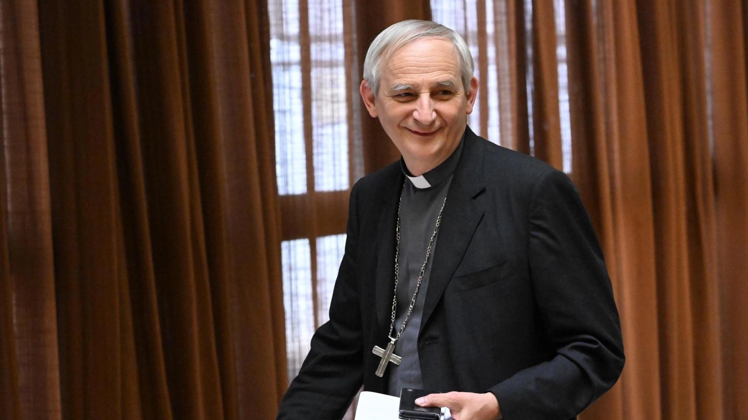 La missione del Vaticano Zuppi vola a Pechino: "Cerco la pace con fiducia"