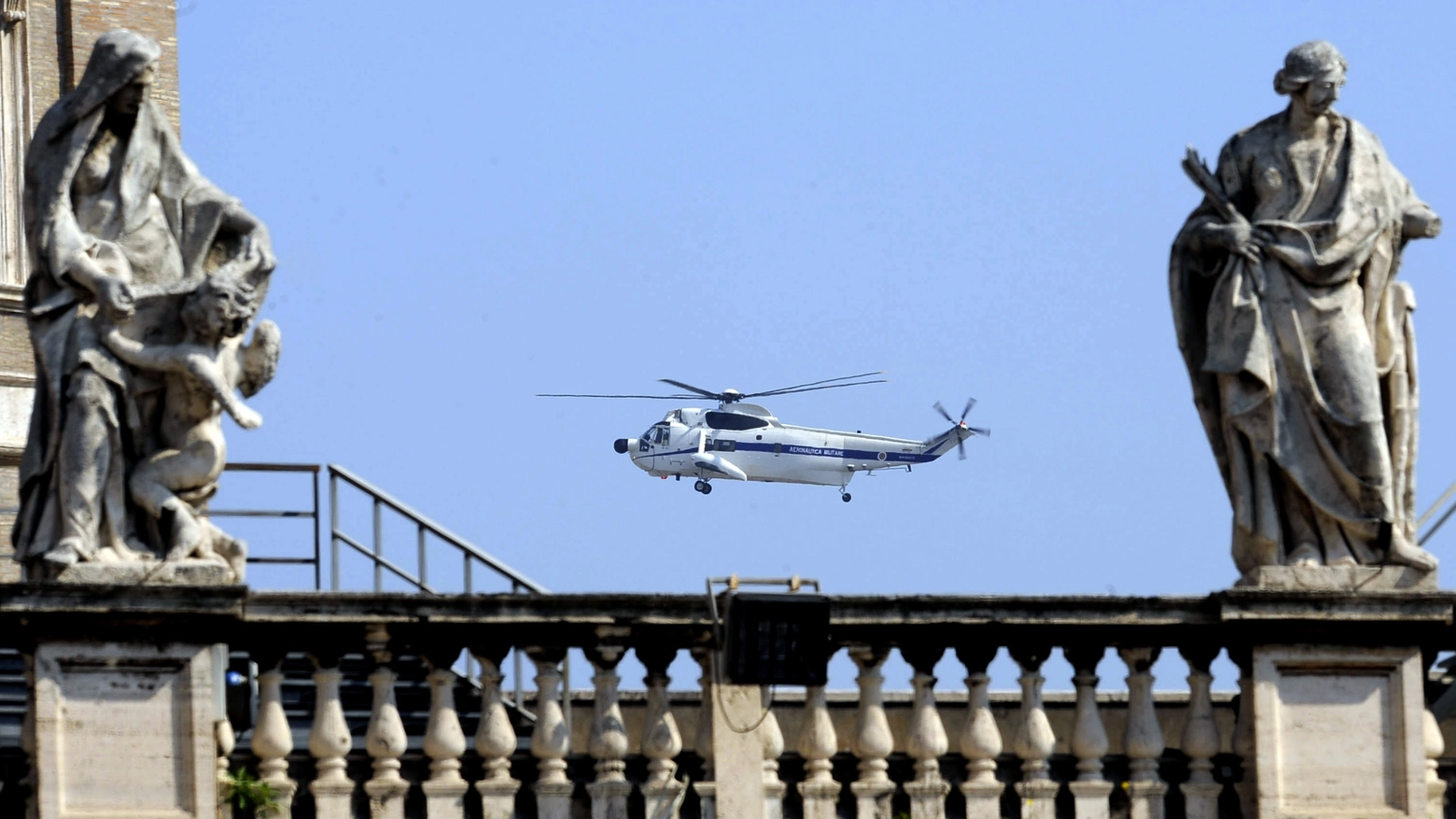 Un elicottero della polizia sorvola piazza San Pietro (Ansa)