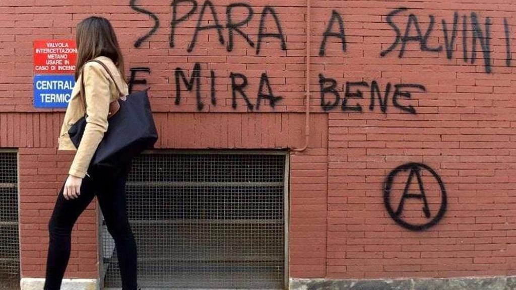 La scritta anti-Salvini sul muro di un liceo di Parma (Ansa)