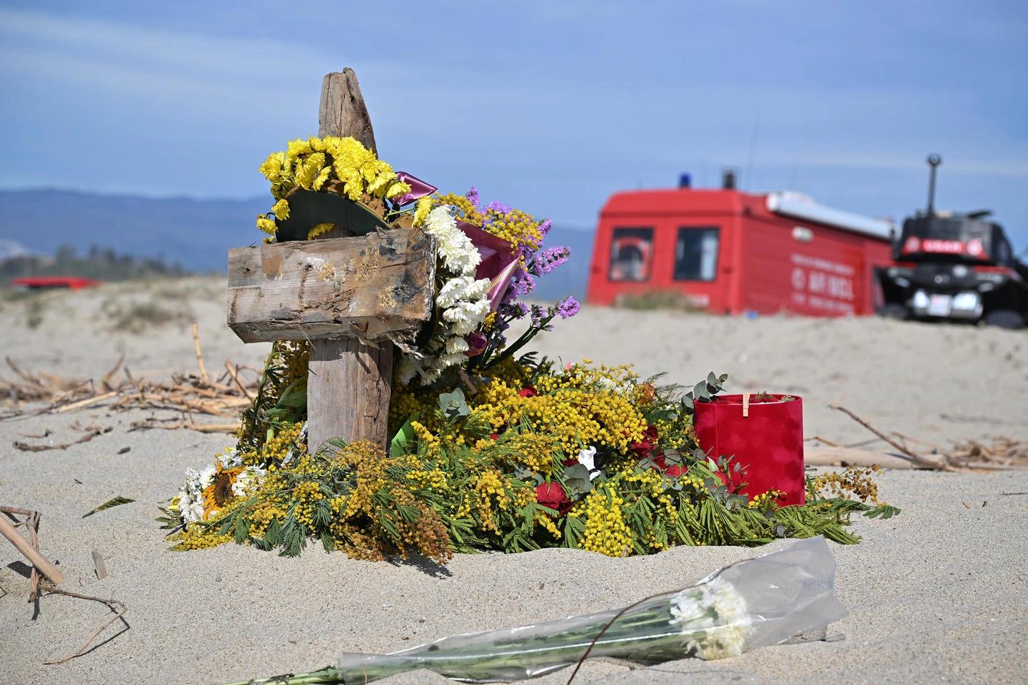 Croci e fiori sulla spiaggia di Steccato di Cutro (Ansa)