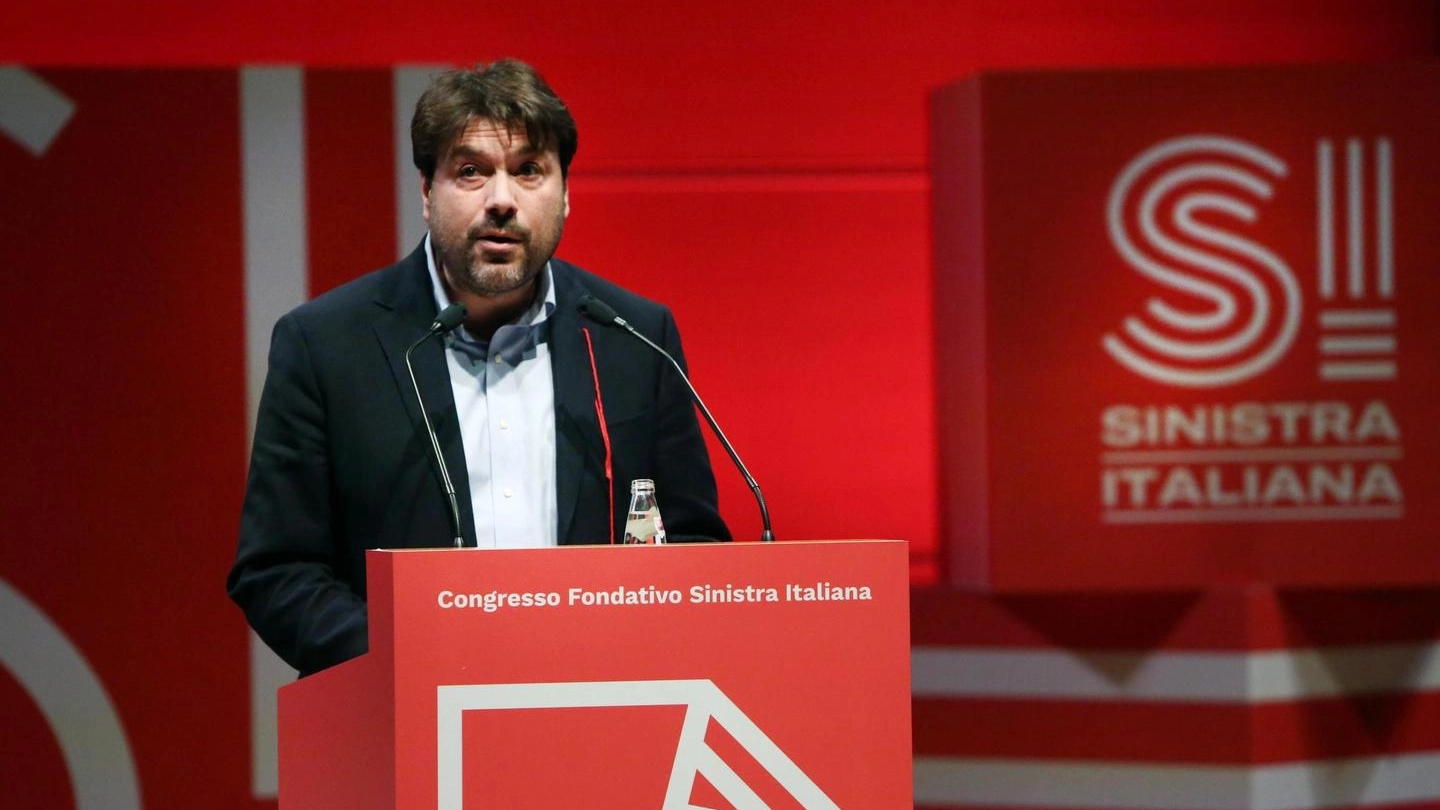 Tomaso Montanari al congresso nazionale fondativo di Sinistra Italiana (Ansa)