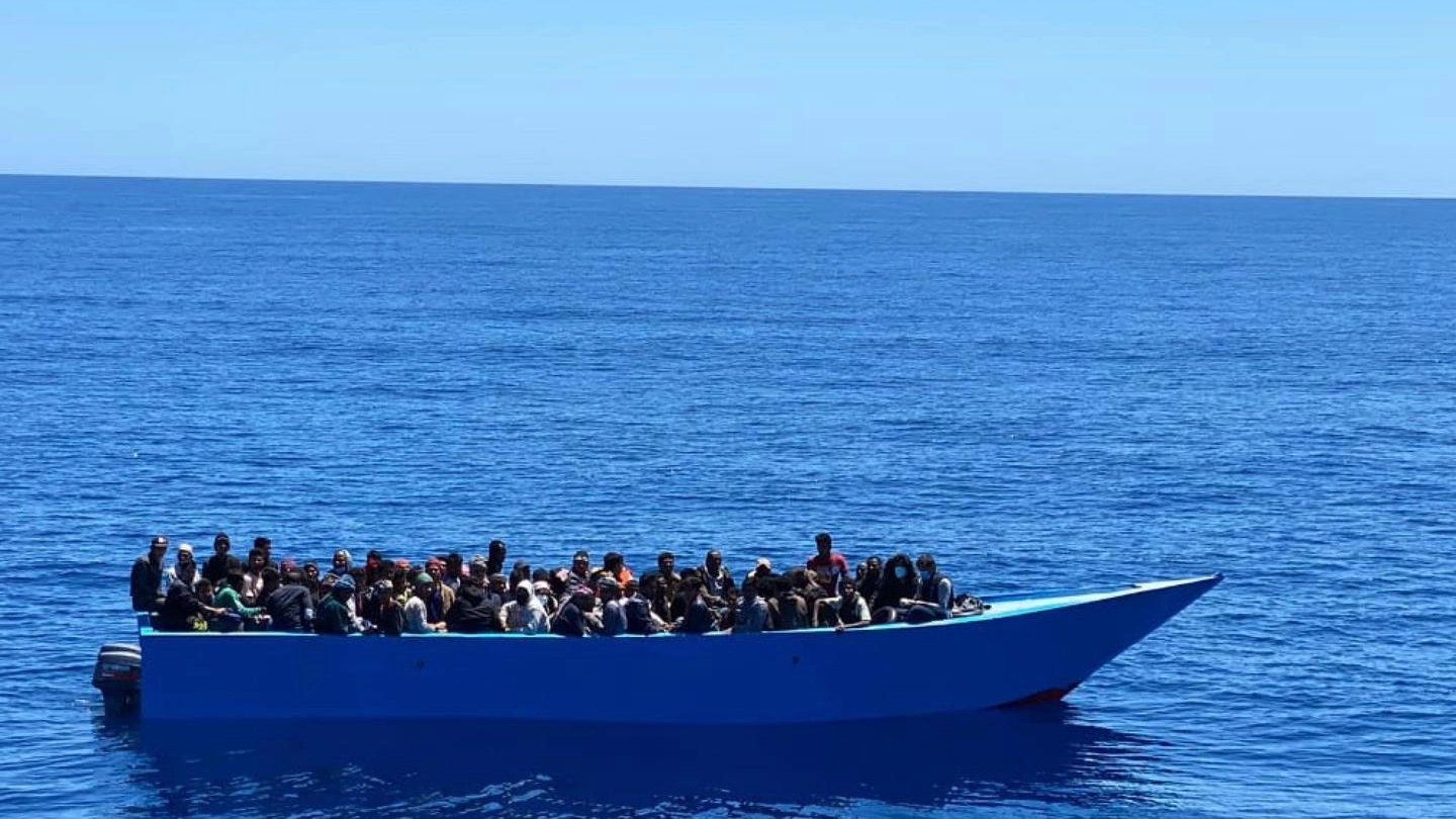 Un barcone di migranti al largo di Lampedusa (Ansa)