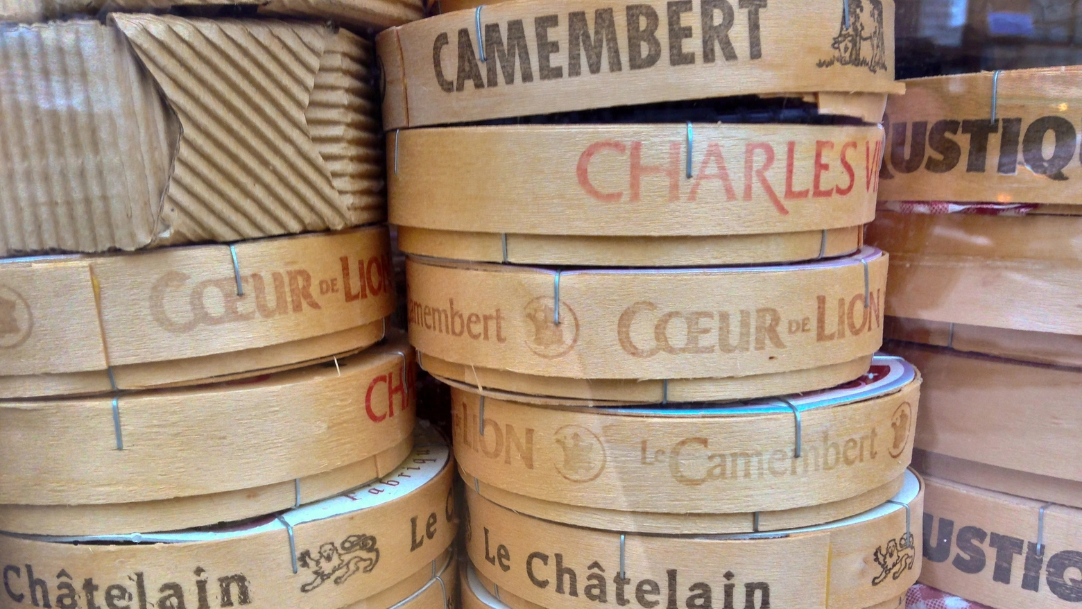 Forme di camembert nella tradizionale scatola in legno di pioppo