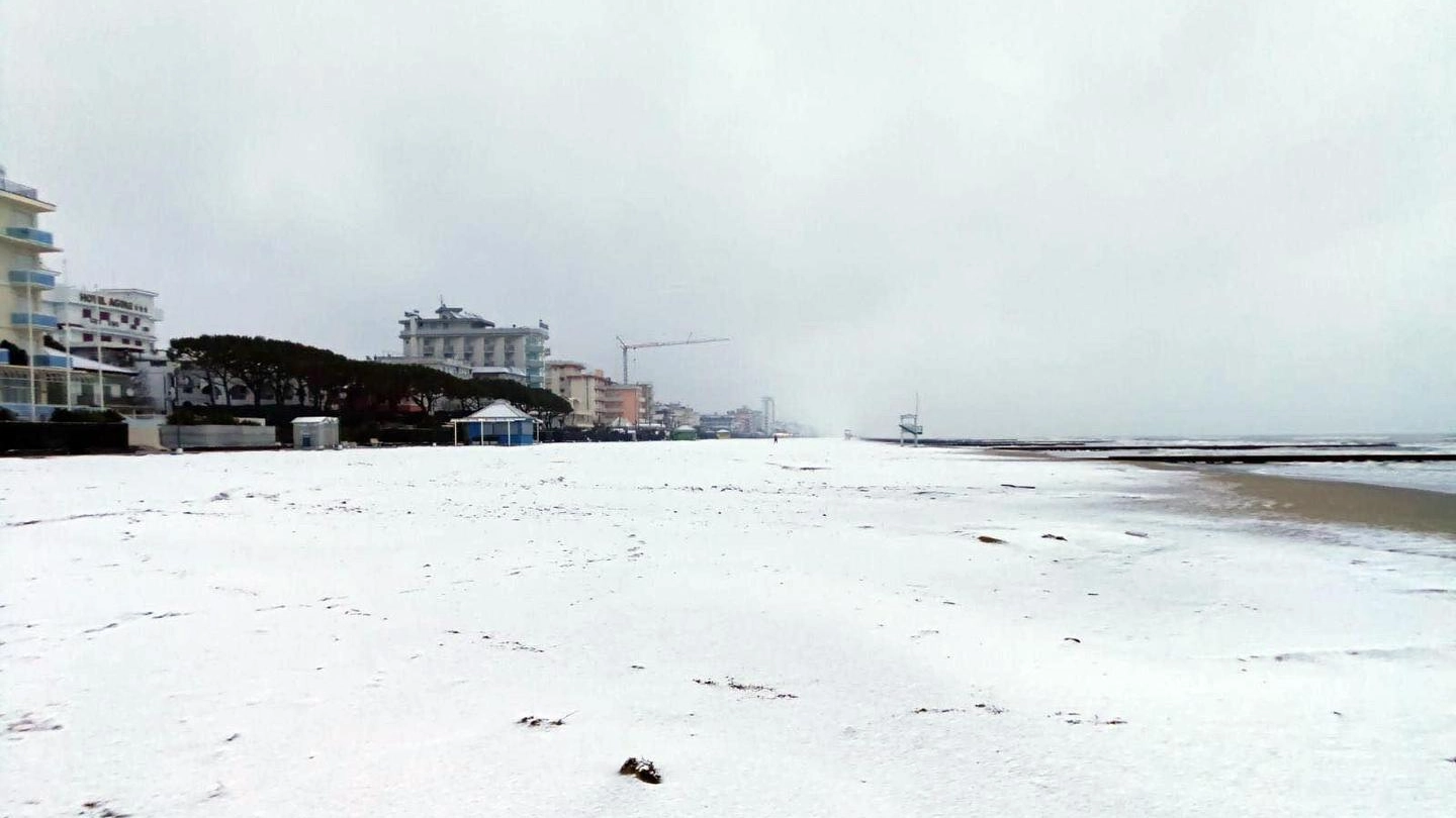 Previsioni meteo, arriva il gelo. Neve sulla spiaggia a Jesolo (foto Ansa)