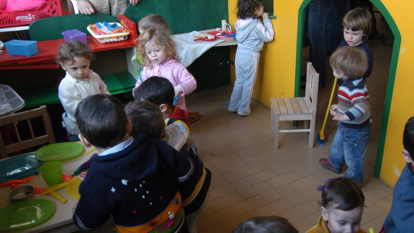 Asilo, bambini in una scuola materna