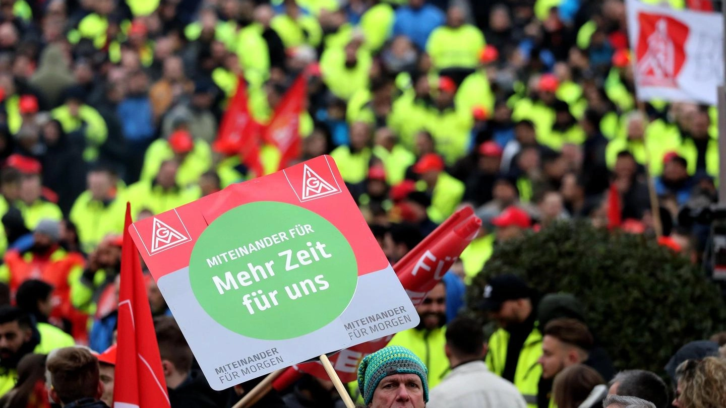 Metalmeccanici in sciopero in Germania (Ansa)