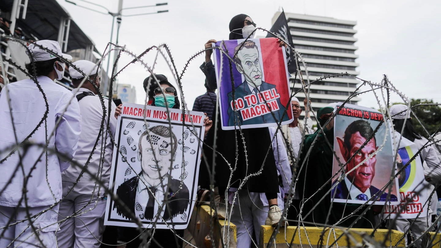 Proteste contro Macron davanti all'ambasciata francese a Jakarta (Ansa)