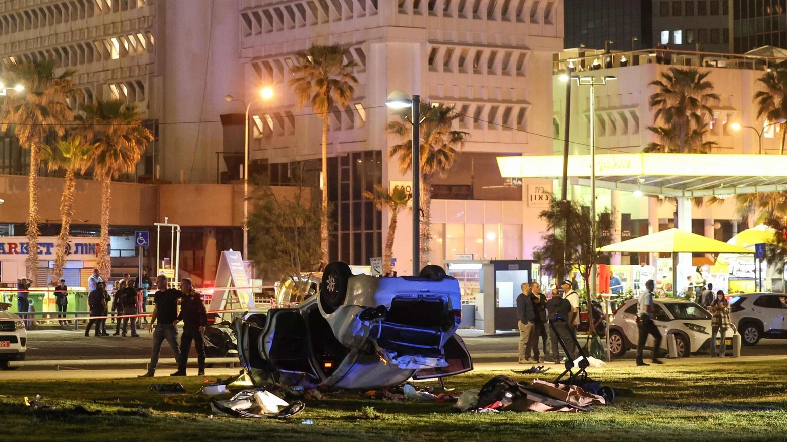 Pasqua di sangue a Tel Aviv  Auto lanciata sulla folla,  morto un turista italiano  Altri due sono tra i sei feriti