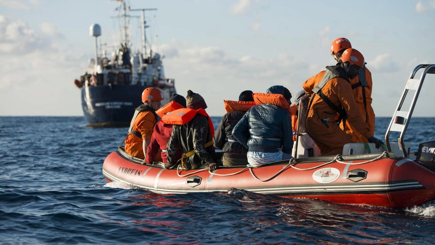 Un salvataggio di migranti nel Mediterraneo (Ansa)
