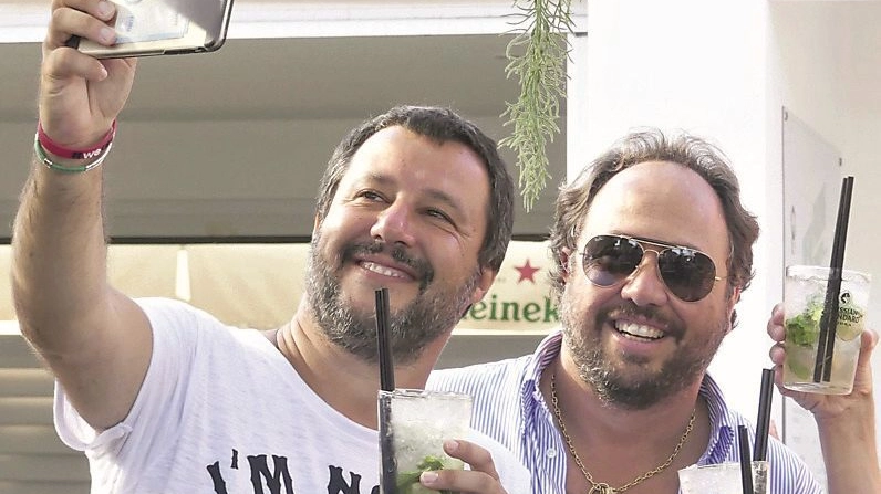 Matteo Salvini si fa un selfie al "Papeete" con Massimo Casanova. Era l'agosto 2018