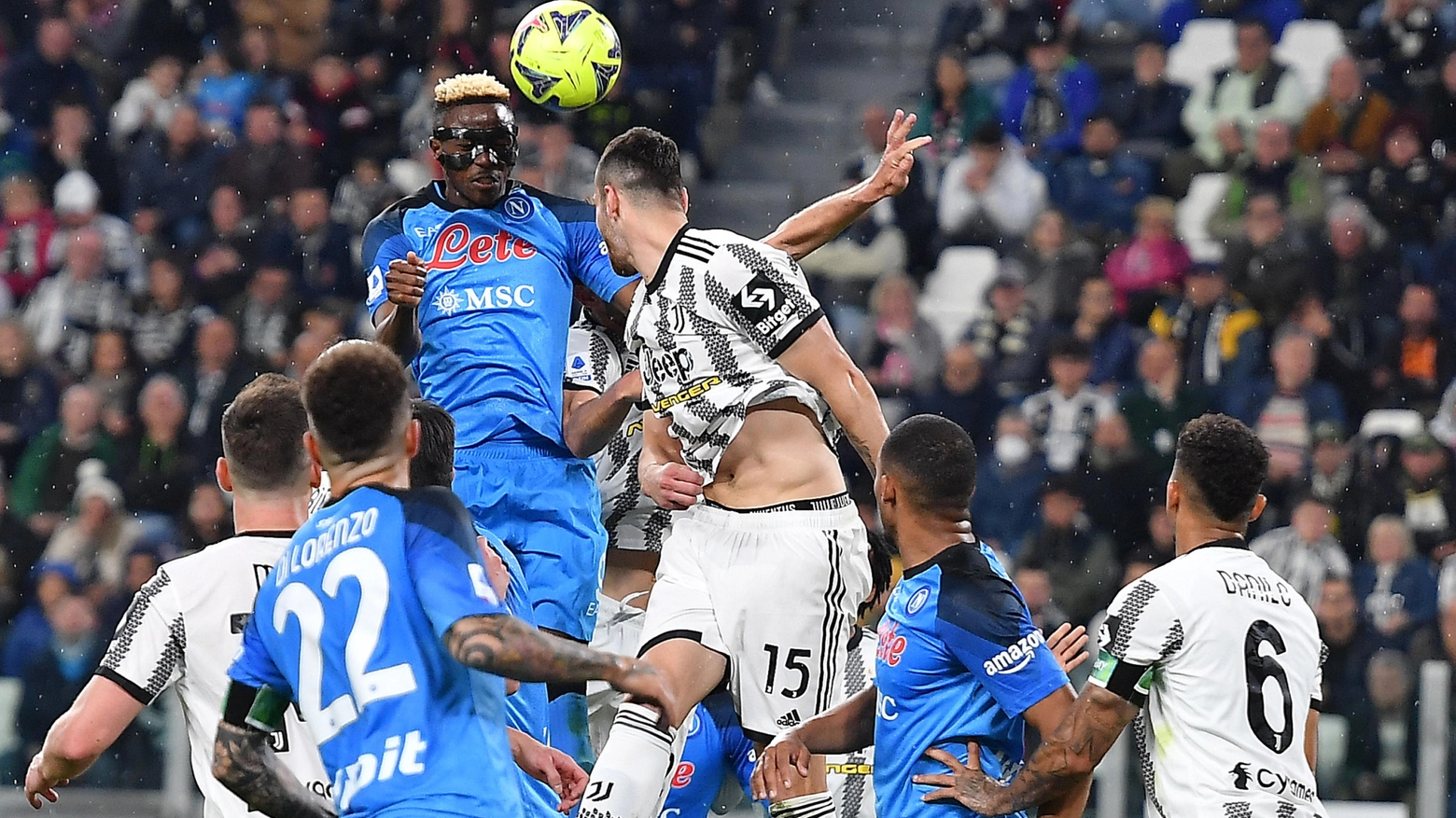 Un colpo di testa di Osimhen in Juventus-Napoli