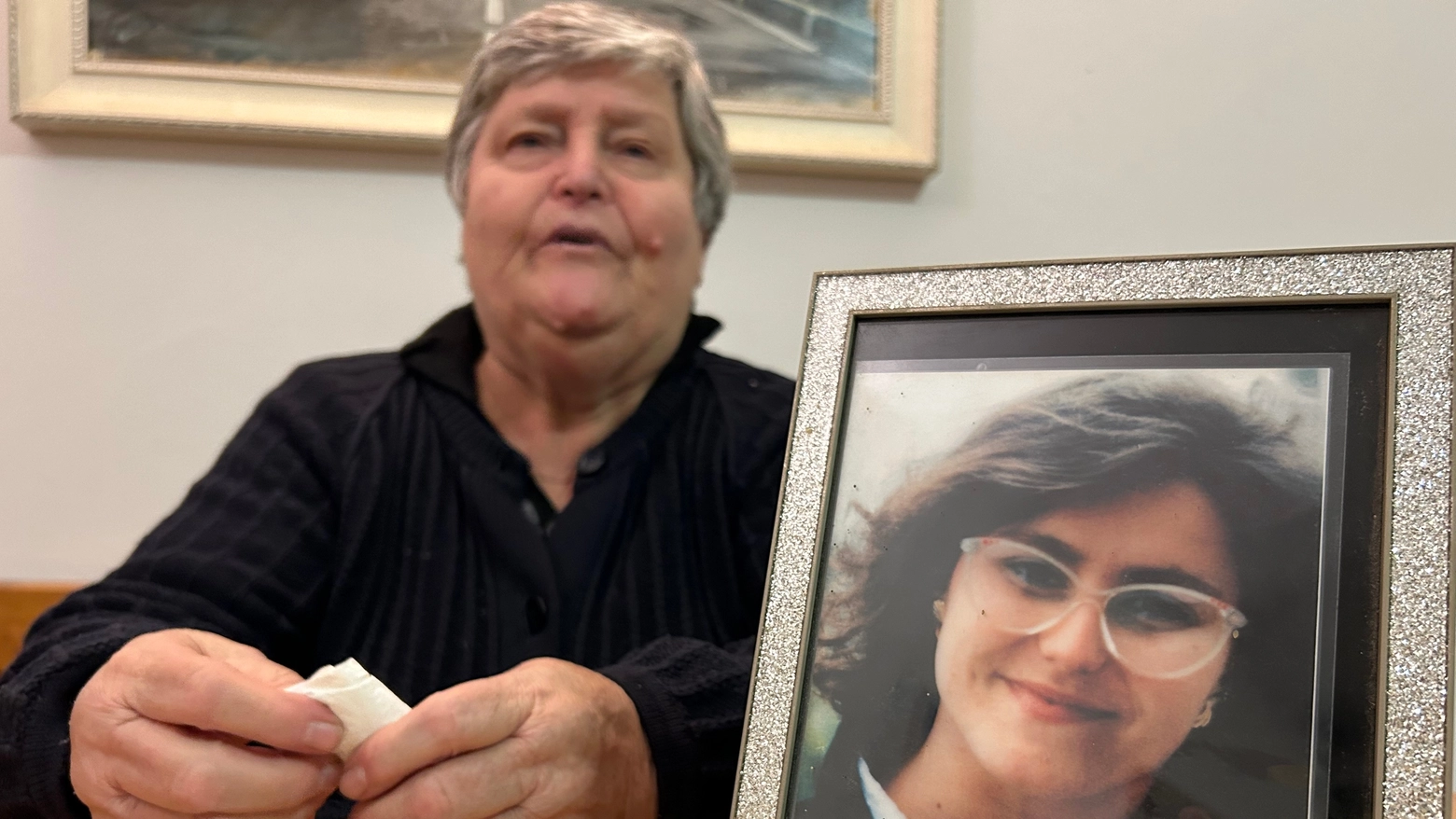 Barbara Iannuccelli, che dal 2021 assiste la mamma della 21enne scomparsa il 1 settembre 1992 da Cesena: “Tre mesi per le nuove indagini. Ho sempre applicato la teoria del rasoio di Occam: di fronte a un caso complesso, la risposta è sempre quella più semplice”
