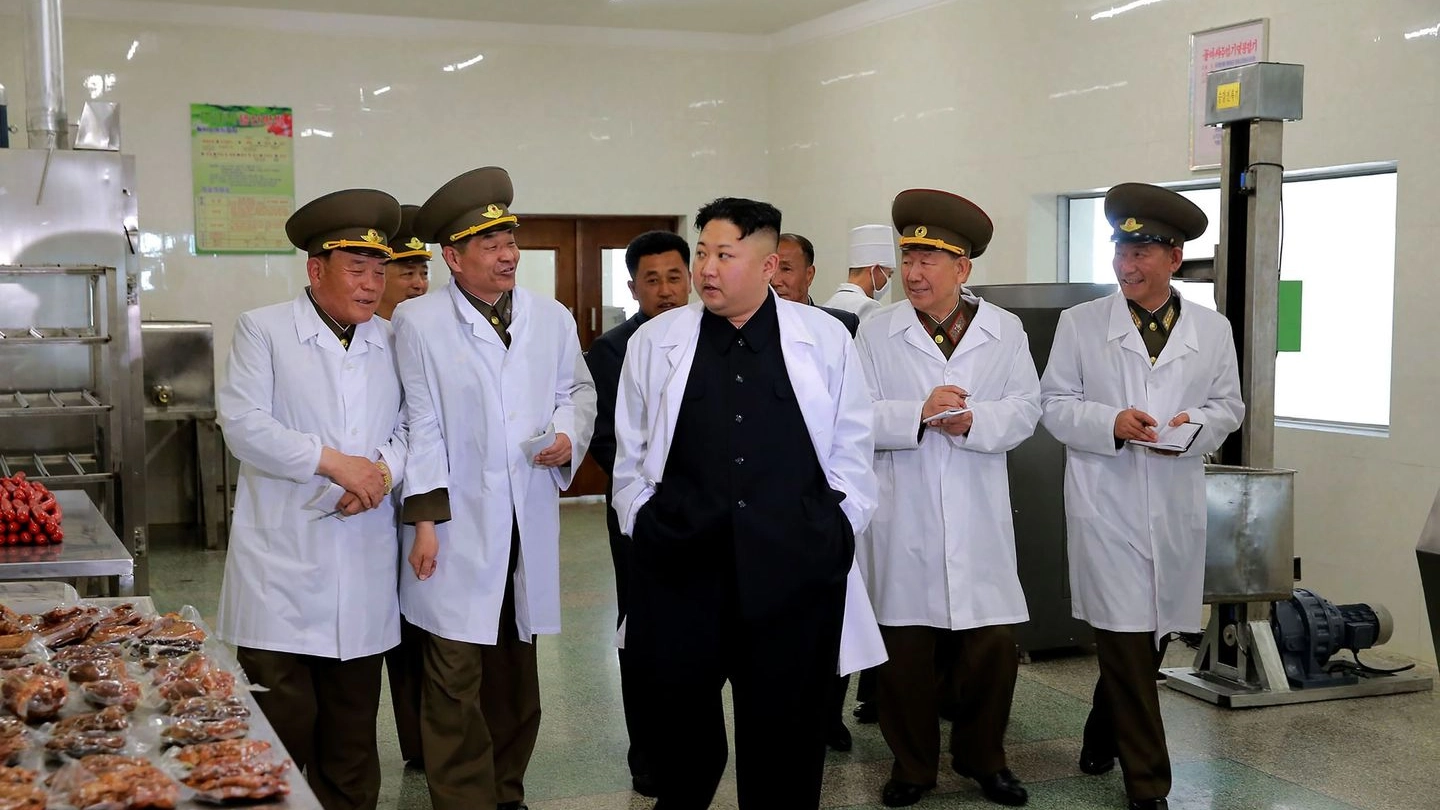 Il leader nordcoreano leader Kim Jong-un in visita a una fattoria (Afp)