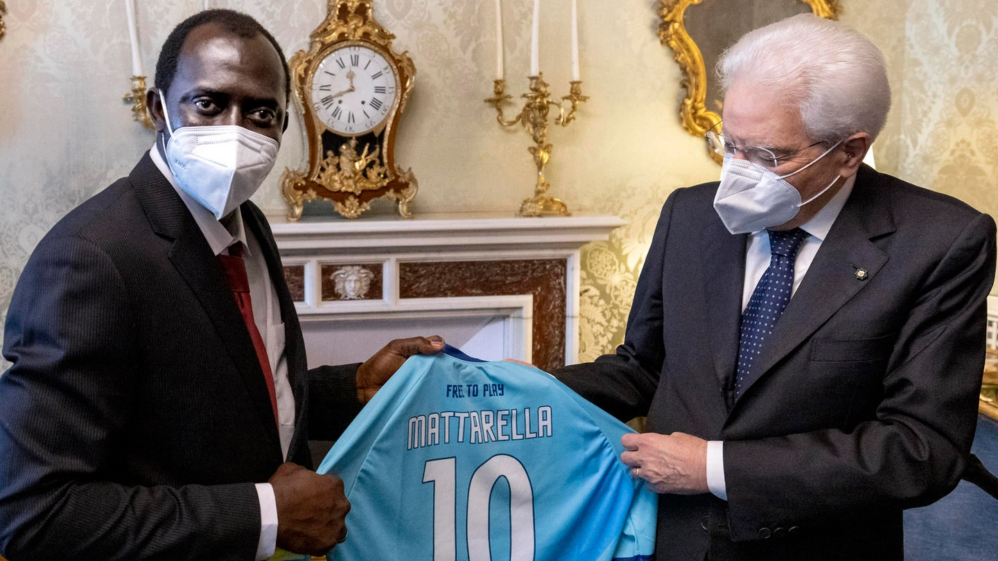 Mattarella riceve la maglia dell'Associazione "Liberi Nantes", squadra di rifugiati (Ansa)