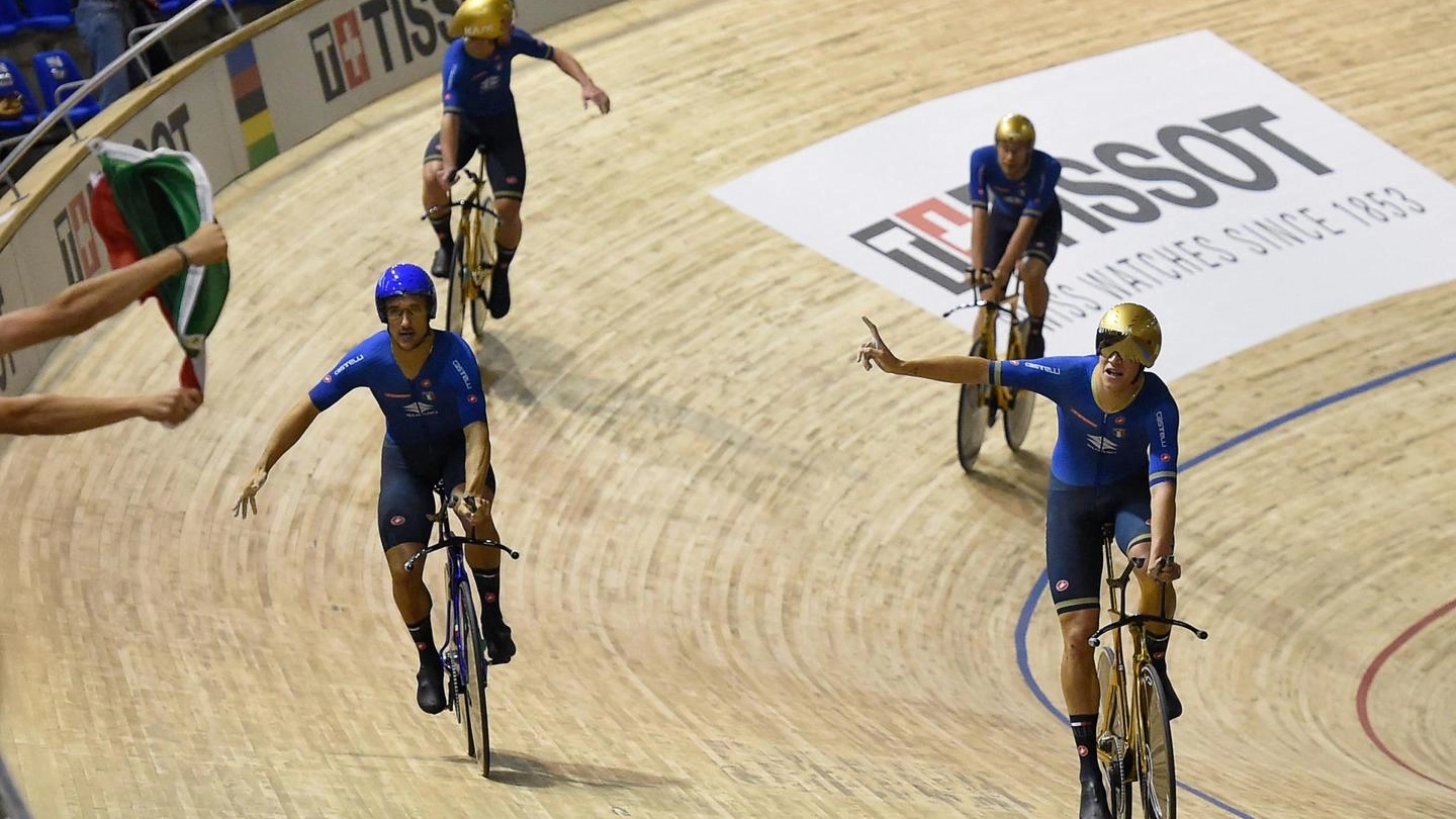 Ciclismo, mondiali su pista: Italia oro nell'inseguimento a squadre