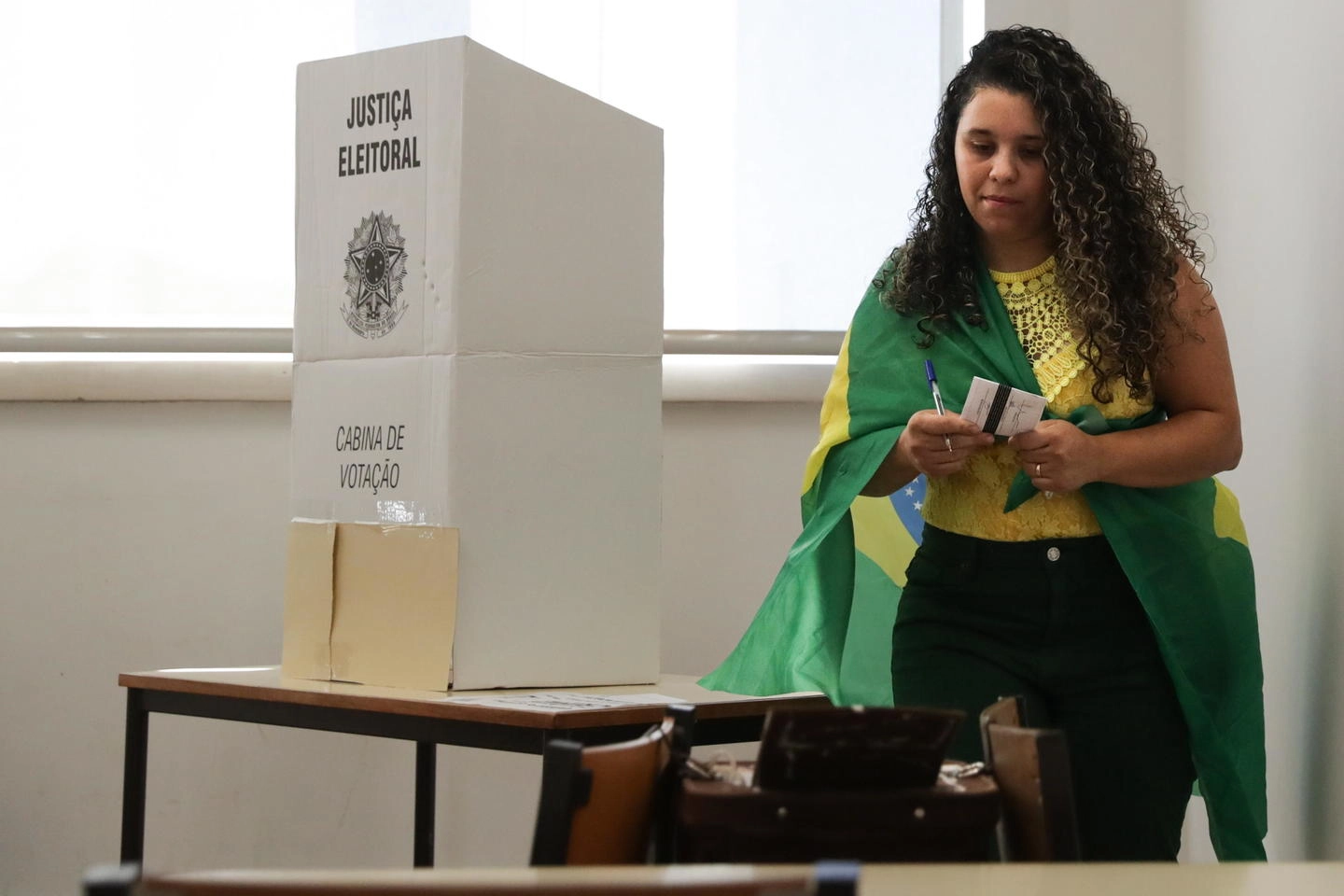 Una donna vota per le elezioni in Brasile (Ansa)