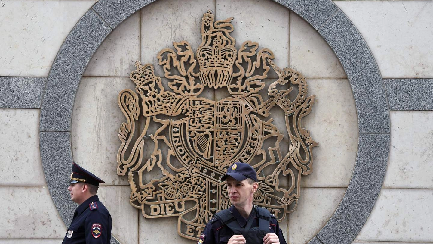 Poliziotti russi a guardia dell'ambasciata Gb a Mosca (Afp)