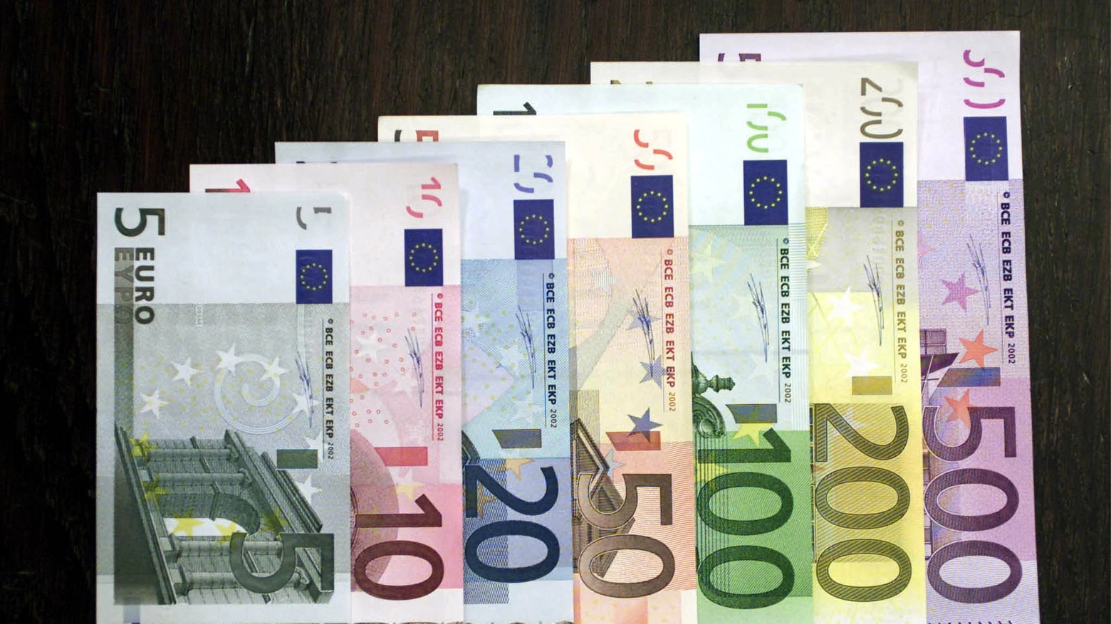 Euro, tagli di banconote (Ansa)