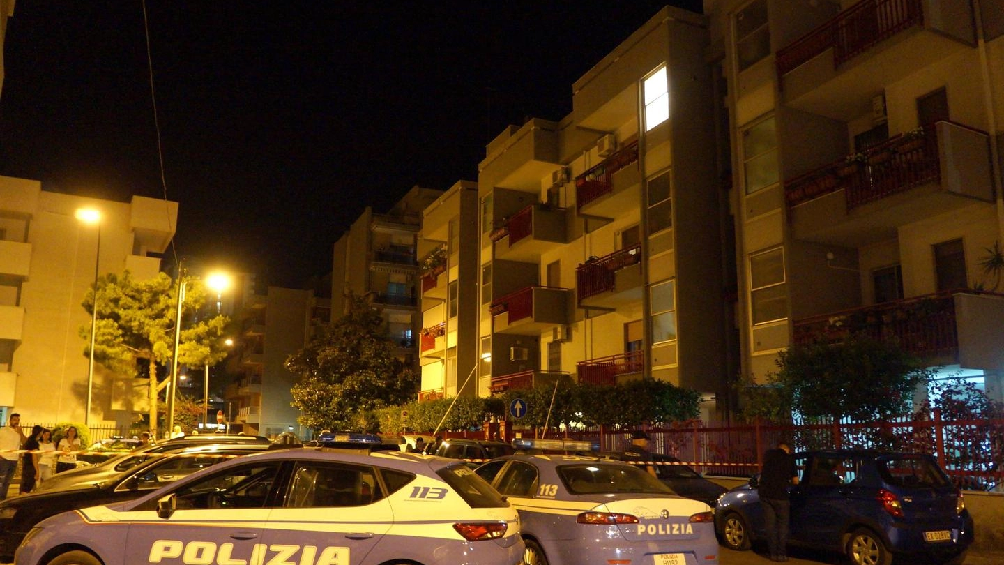 Taranto, la polizia in via Galera Montefusco (Ansa)