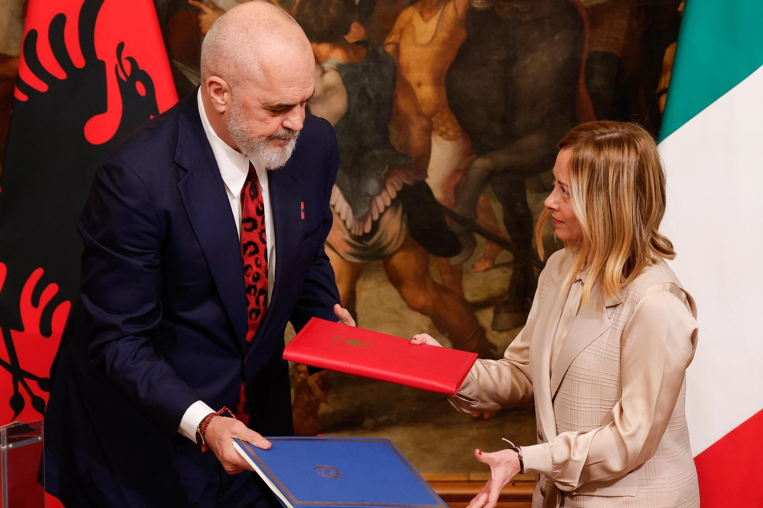 Il premier albanese Edi Rama e Giorgia Meloni al momento della stipula dell'accordo, lo scorso 6 novembre (Ansa)