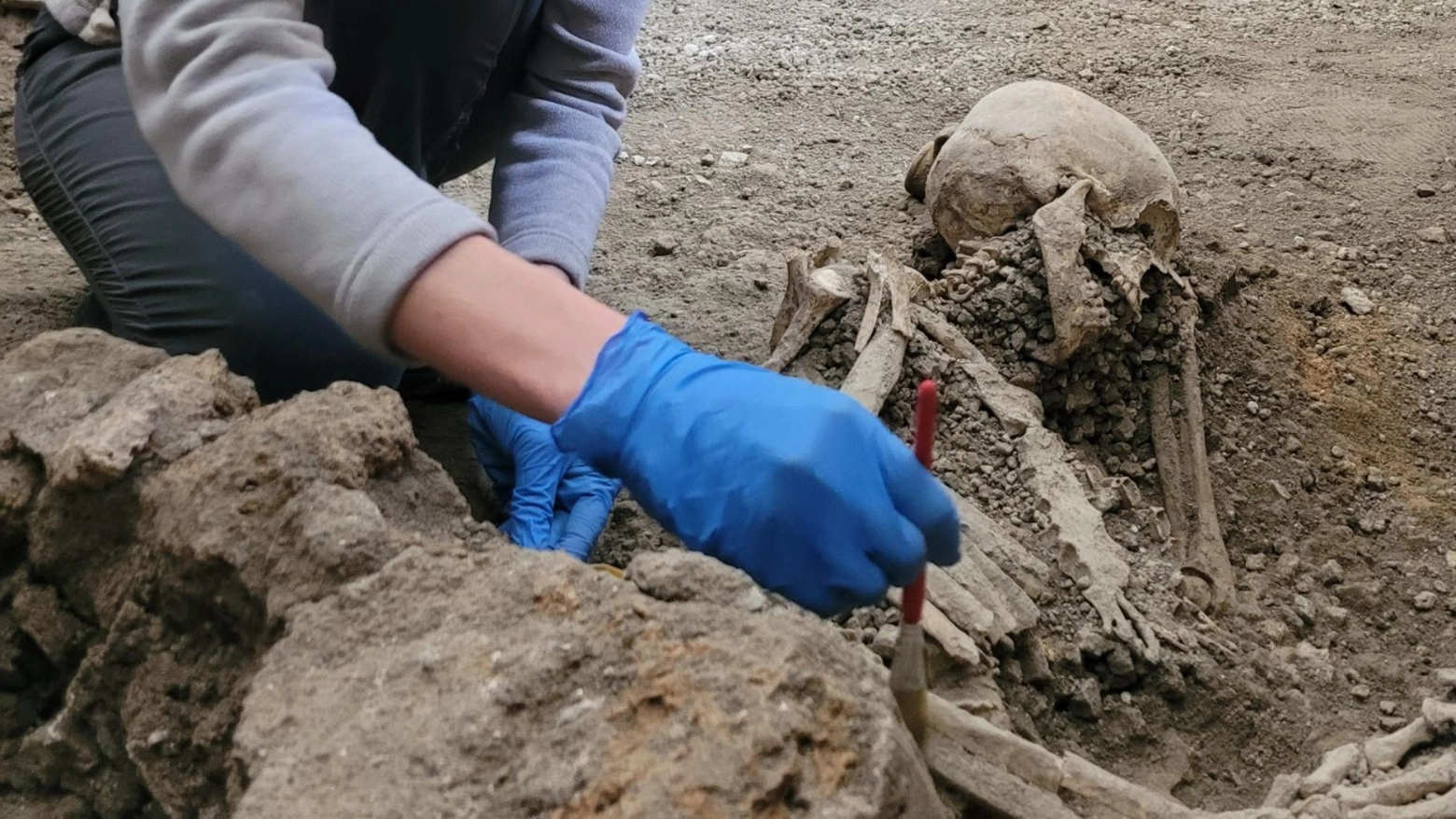 Pompei, trovati i resti di tre vittime dell’eruzione del 79 d.C. Due donne e un bambino