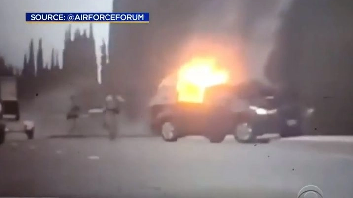 Un fermo immagine tratto da un video mandato in onda dalla Cbs mostra l'auto in fiamme 