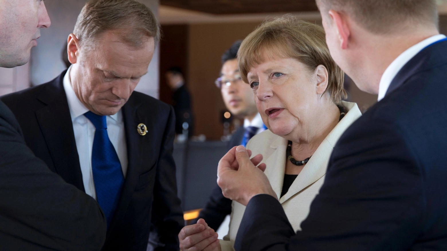 Donald Tusk, presidente del Consiglio Ue, e la cancelliera tedesca Angela Merkel (Afp)