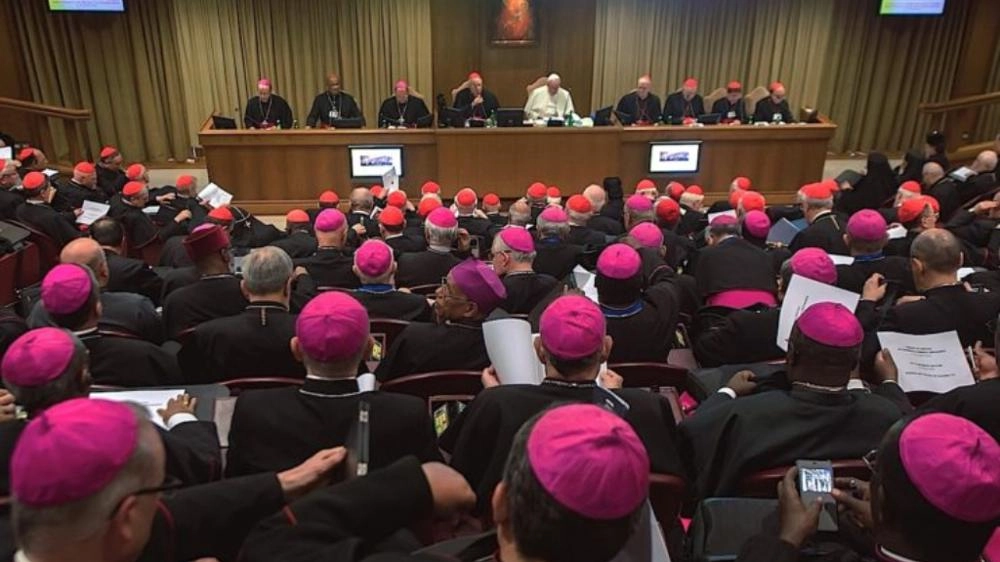Vescovi e cardinali nell’aula sinodale