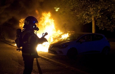 Rivolta in Francia, Macron: vertice d’emergenza. Darmanin: “Morto vigile del fuoco di 24 anni”
