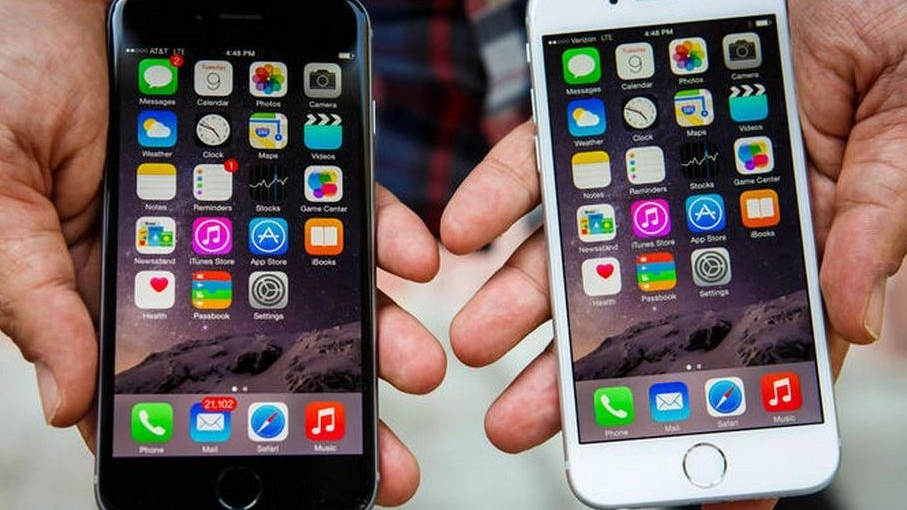 Due iPhone, merce richiestissima dagli adolescenti in questo momento