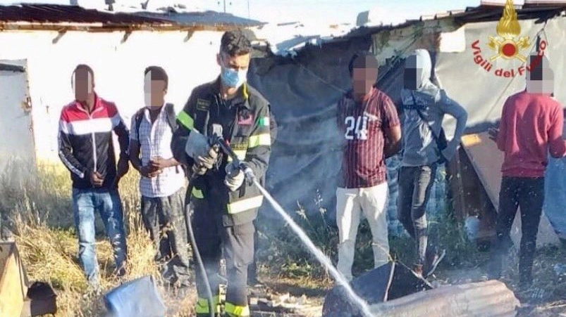 Incendio in baraccopoli a Foggia: vigili del fuoco al lavoro