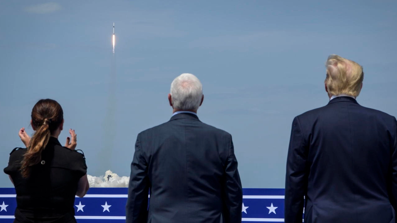 Donald Trump, Mike Pence e Karen Pence assistono al lancio della Crew Dragon (Ansa)