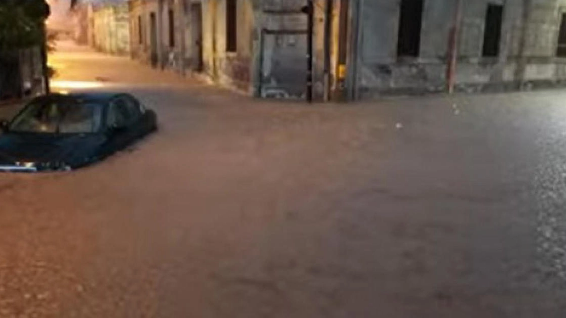 Auto sommerse dal fango nel Messinese (Ansa)