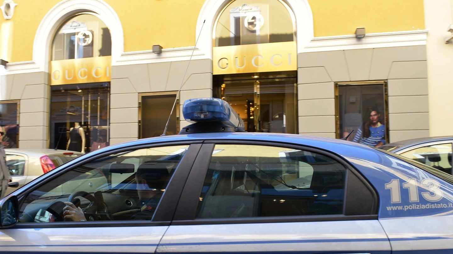 Le auto della polizia davanti al negozio di Gucci 