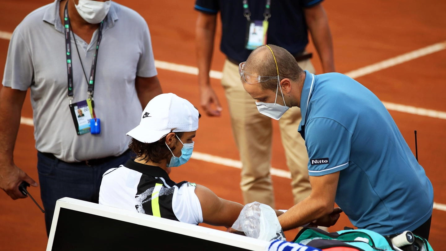Lorenzo Musetti riceve trattamenti medici durante il match (Ansa)