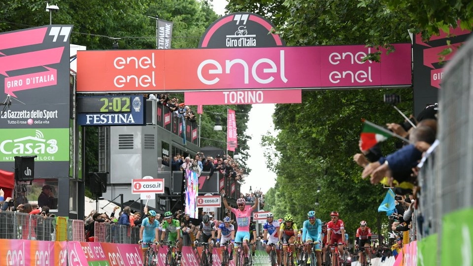 Nibali chiude il Giro a braccia alzate