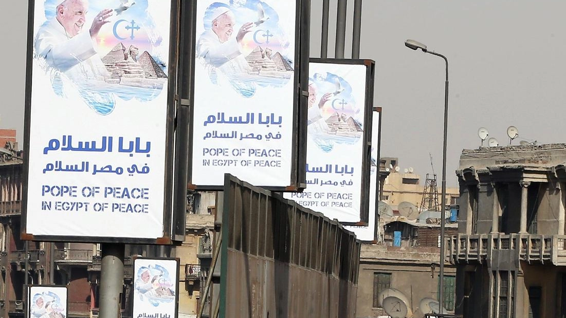 Cartelloni con l'annuncio della visita di Papa Francesco per le vie del Cairo (Ansa)