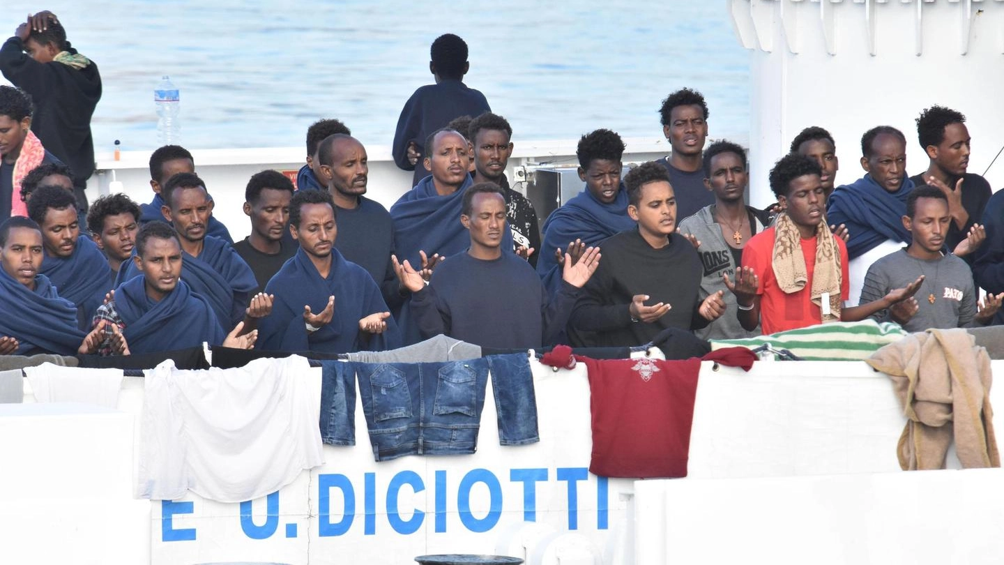 Migranti sulla nave Diciotti ferma in porto a Catania (Ansa)